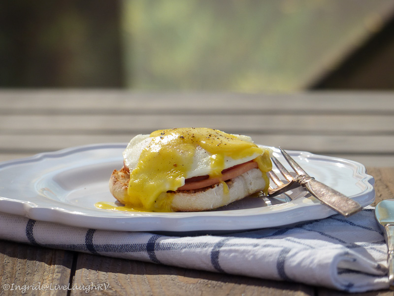 Hollandaise sauce, eggs benedict